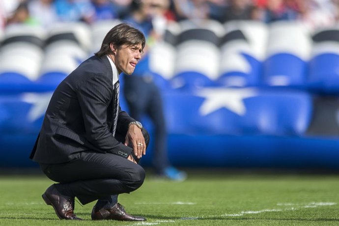Futbol, Cruz Azul vs Guadalajara El entrenador de Guadalajara Matias Almeyda da instrucciones a sus jugadores durante el partido de primera division en el estadio Azul de Ciudad de Mexico, Mexico. 29/07/2017 Mexsport/Photosport ********  Football, Cruz