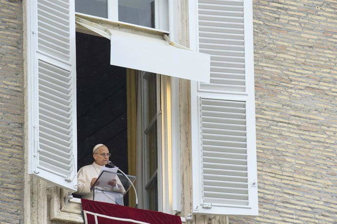Vatican, VATICAN: NO LIBRI** Italy, Rome, Vatican, 2026/3/22.Pope Leo XIV waves to the crowd from the window of the apostolic palace overlooking St. Peter's square during the Angelus prayer in the Vatican  Photograph by VATICAN MEDIA   / Catholic Press Ph