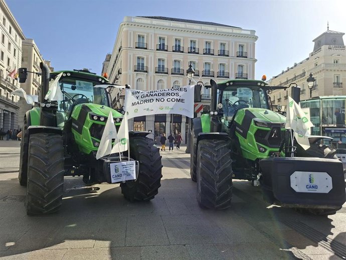 Tractores en la Puerta del Sol durante la concentración de agricultores y ganaderos contra el acuerdo comercial UE-Mercosur.