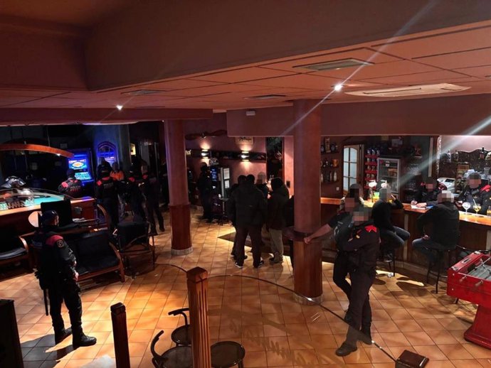 Un instante de la inspección al bar musical.