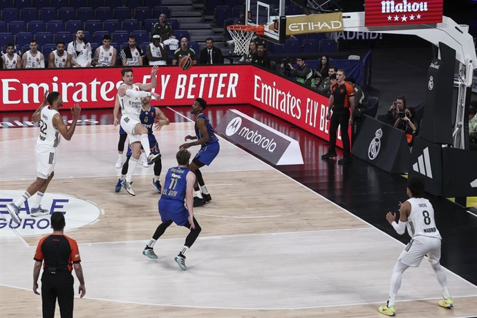 Archivo - Mario Hezonja realiza un pase durante el Real Madrid-Maccabi Tel Aviv de la Euroliga 25-26 que se jugó a puerta cerrada en el Movistar Arena