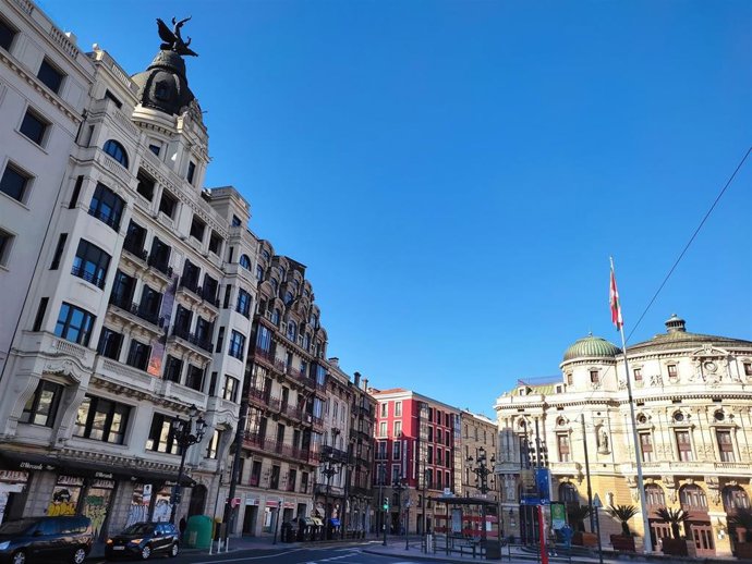 Archivo - Jornada soleada en Bilbao