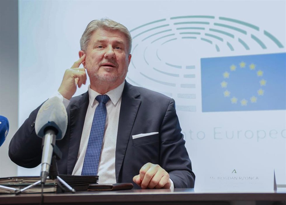 Archivo - El presidente de la delegación de la Comisión de Peticiones del Parlamento Europeo, Bogdan Rzonca, atiende a los medios de comunicación. 