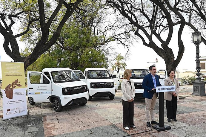 El teniente de alcaldesa de Coordinación de Servicios Públicos y Medio Ambiente en el Ayuntamiento de Jerez de la Frontera (Cádiz), Jaime Espinar, presentando los tres vehículos recolectores 100% eléctricos para el centro
