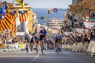El ciclista Dorian Godon (INEOS Grenadiers) ha ganado este lunes la primera etapa de la Volta a Catalunya, disputada con salida y llegada en Sant Feliu de Guíxols sobre 172,7 kilómetros
