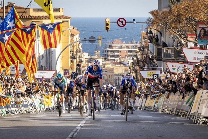 El ciclista Dorian Godon (INEOS Grenadiers) ha ganado este lunes la primera etapa de la Volta a Catalunya, disputada con salida y llegada en Sant Feliu de Guíxols sobre 172,7 kilómetros