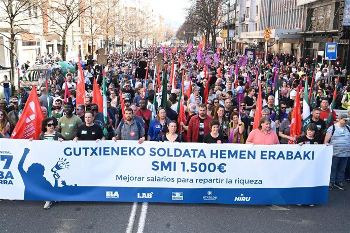 Manifestación en Bilbao en la jornada de huelga general por un salario mínimo propio convocada por ELA, LAB, Steilas, Etxalde e Hiru.