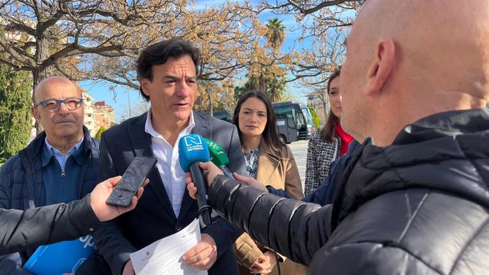 Agustín González durante su intervención ante los medios para presentar la moción