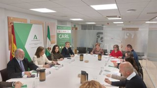 La consejera de Empleo, Empresa y Trabajo Autónomo de la Junta de Andalucía, Rocío Blanco, preside la reunión de la comisión negociadora del convenio del manipulado en Almería.