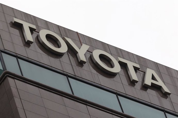 Archivo - FILED - 12 May 2021, Japan, Tokyo: A logo of Toyota is pictured outside its headquarters in Tokyo. Toyota Motor North America reported sales of 194,178 vehicles in the US in March, a reduction of 23.5\% in terms of volume compared to the previou