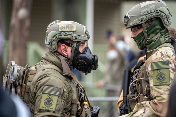 Archivo - Arquivo - Imagem de arquivo de dois agentes do ICE.