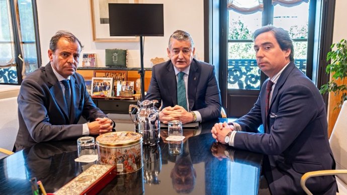 El consejero de Sanidad, Presidencia y Emergencias, Antonio Sanz; el director general de Lances de Futuro, José María Garzón, y el director general de la RTVA, Juande Mellado, en el cierre del acuerdo para retransmitir la corrida Picassiana de Málaga.