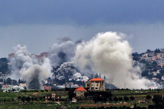 22 March 2026, Lebanon, Mayfadoun: Smoke billow from alleged pro-Iranian Hezbollah positions in the southern Lebanese village of Mayfadoun, that was hit by an Israeli air strike. Photo: Stringer/dpa