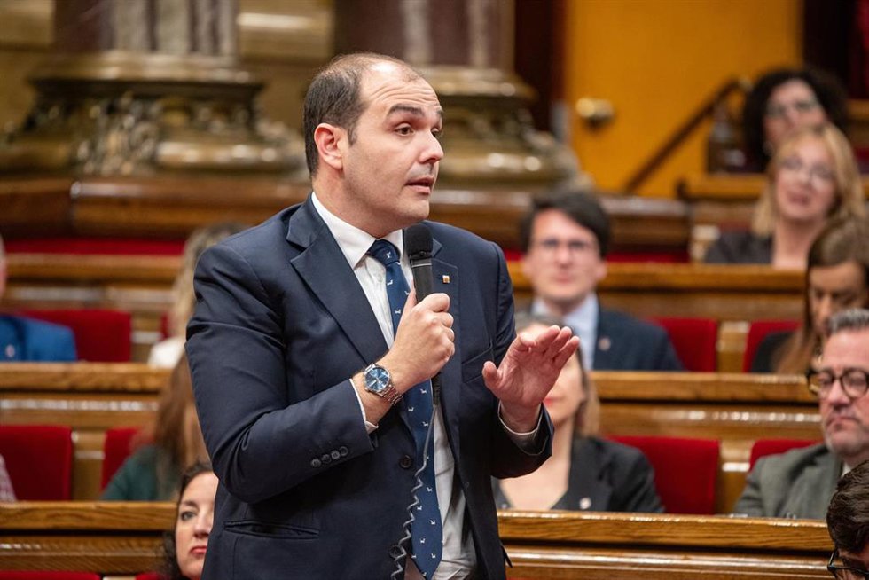 El conseller de Presidencia de la Generalitat, Albert Dalmau, durante el pleno del Parlament de Catalunya, a 18 de marzo de 2026, en Barcelona