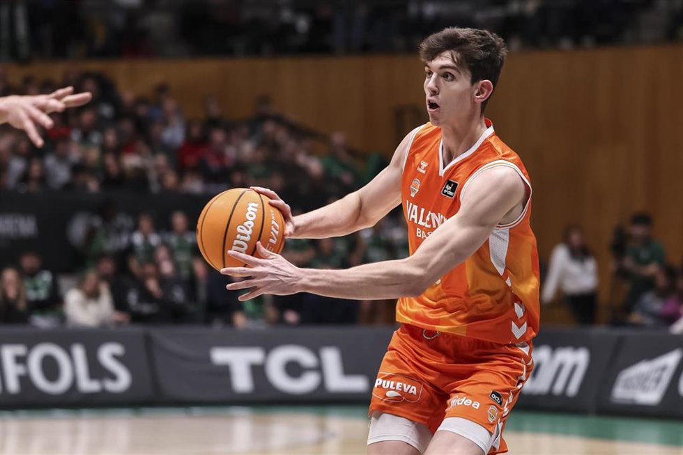 Archivo - Sergio de Larrea durante un partido del Valencia Basket 