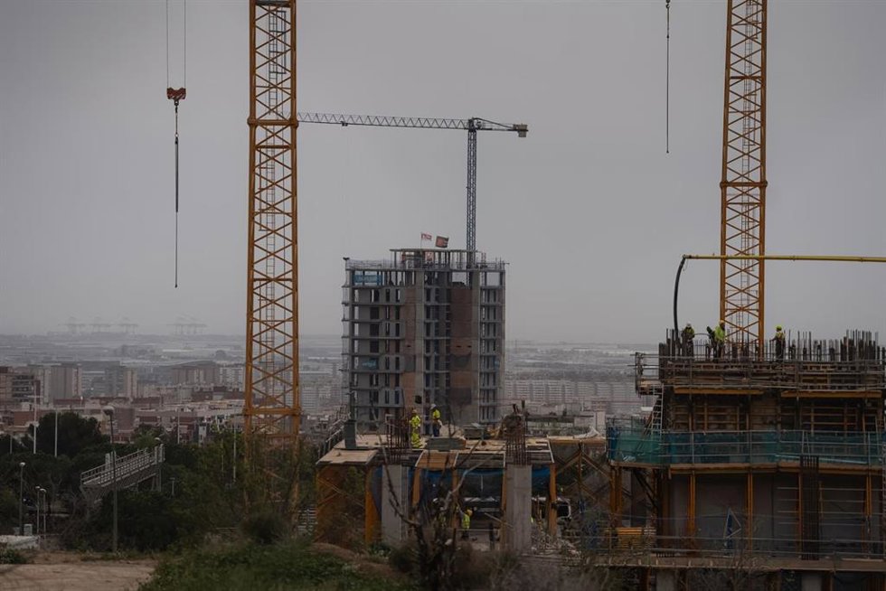 Archivo - Viviendas en construcción.