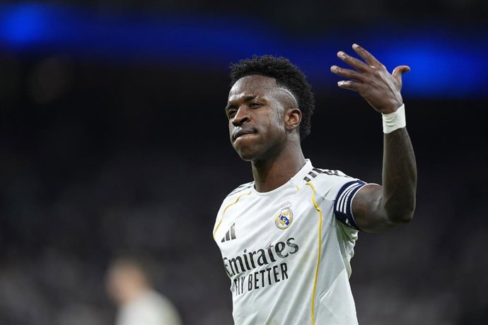 Vinicius Júnior, do Real Madrid CF, gesticula durante a partida de futebol da LaLiga EA Sports, disputada entre o Real Madrid e o Atlético de Madrid no Estádio Bernabéu, em 22 de março de 2026, em Madri, Espanha.