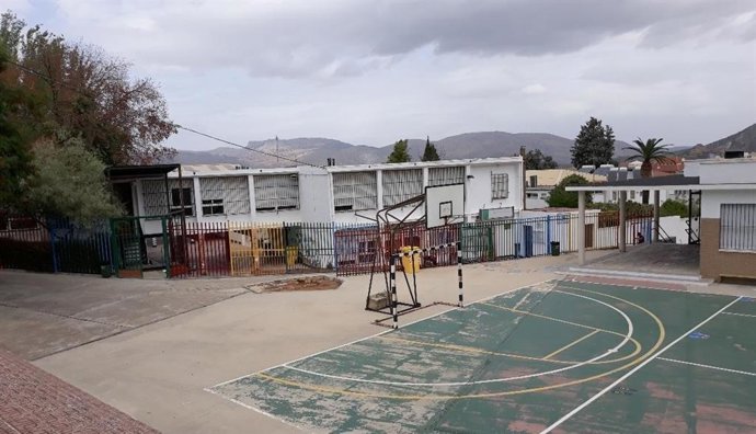 Pista deportiva donde se levantará el nuevo CEIP Cristóbal Luque Onieva de Priego de Córdoba.