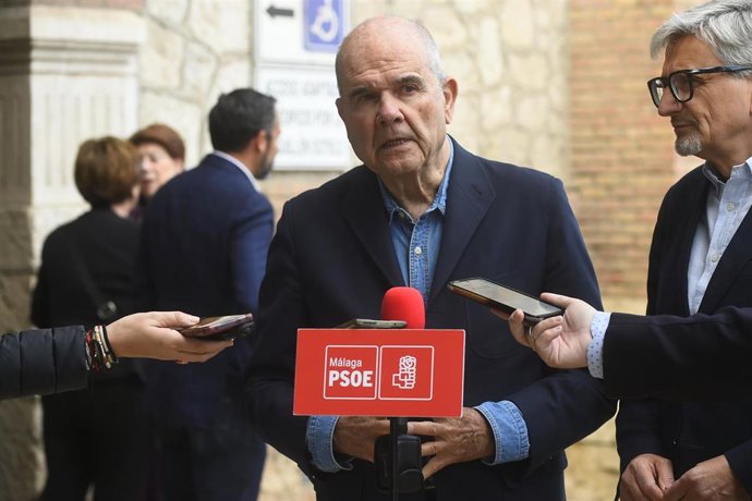 El expresidente de la Junta de Andalucía Manuel Chaves atiende a los medios en Málaga.