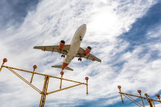 Archivo - Avión volando.