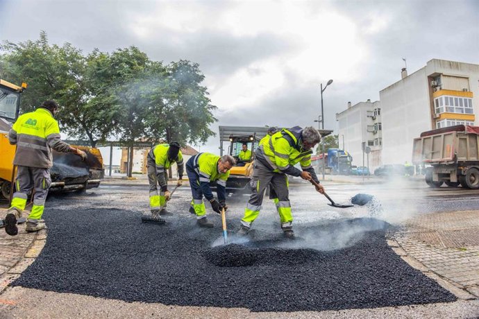 Operarios municipales asfaltando una calle de San Fernando (Cádiz)