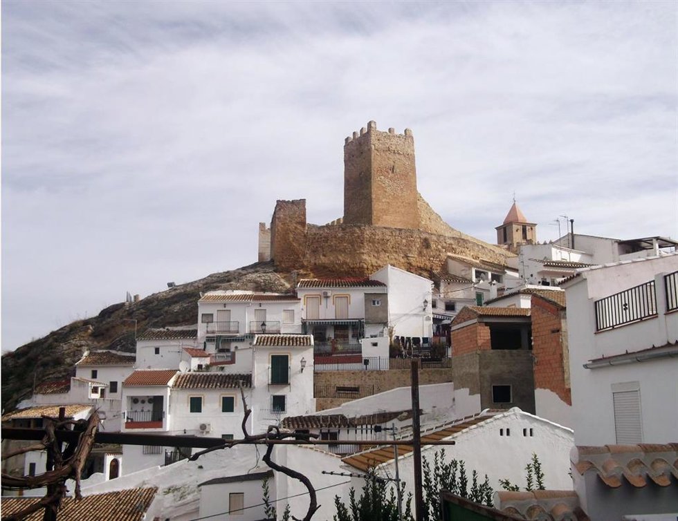 Archivo - Iznájar y su castillo.