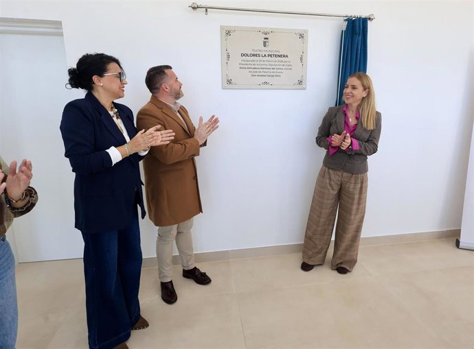 La presidenta de la Diputació, Almudena Martínez, y el alcalde de Paterna de Rivera, Andrés Clavijo, inauguran el Teatro Municipal 'Dolores La Petenera'. 