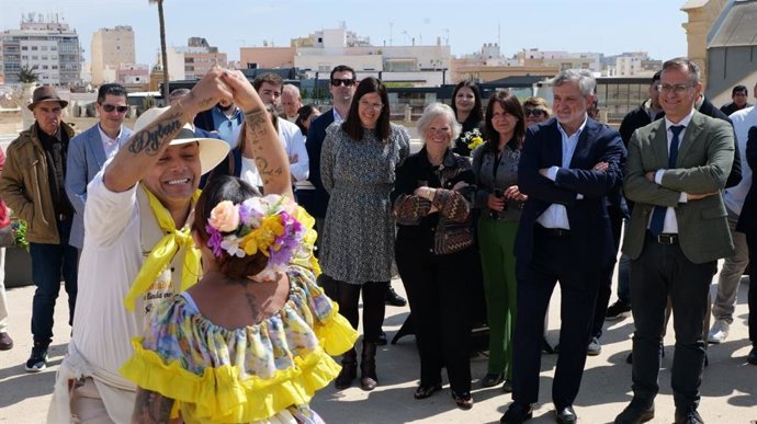 Dos personas bailan durante el acto del XX aniversario de la asociación 'Almería para Todos' en la capital.
