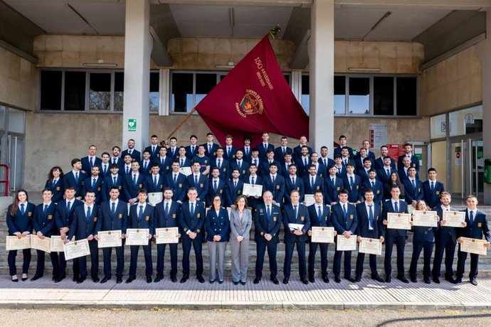 La alcaldesa de Zaragoza, Natalia Chueca, entrega los diplomas a la nueva promoción de Bomberos de Zaragoza, formada por 67 hombres y cuatro mujeres