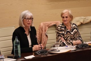 La nova presidenta de l'Associació d'Antics Diputats del Parlament de Catalunya, Irene Rigau, i la fins ara presidenta Núria de Gispert