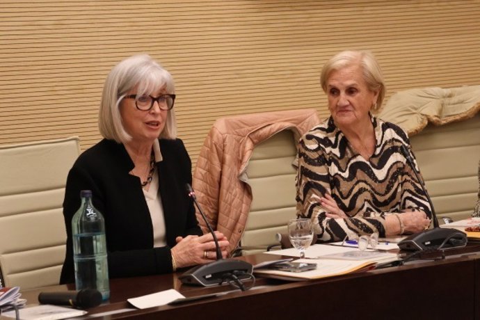La nova presidenta de l'Associació d'Antics Diputats del Parlament de Catalunya, Irene Rigau, i la fins ara presidenta Núria de Gispert