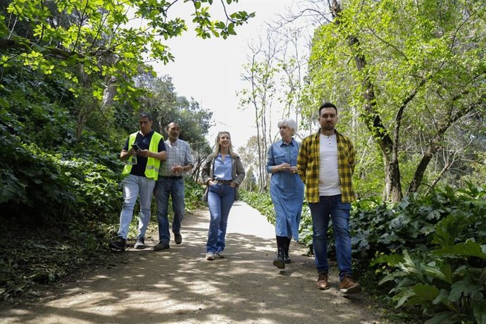 La alcaldesa de Alcalá de Guadaíra (Sevilla), Ana Isabel Jiménez, y la delegada de Monumento Natural, Medioambiente y Sostenibilidad, Luisa Campos, en el Parque de Oromana del municipio.