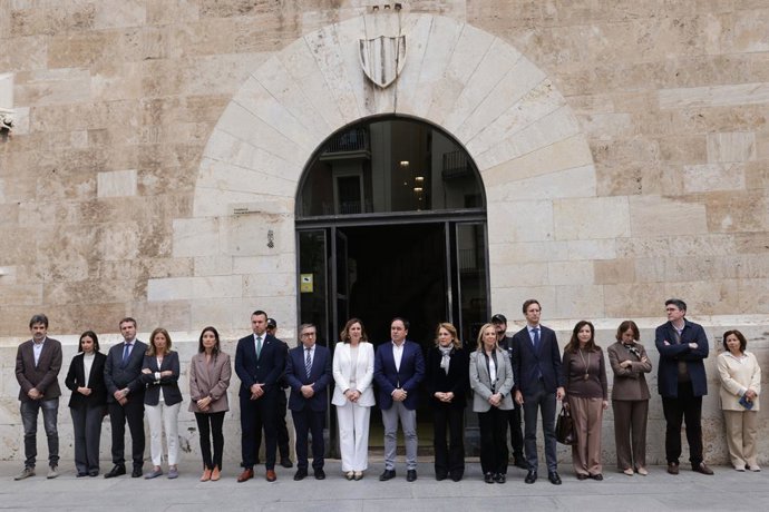 Minut de silenci en el Palau de la Generalitat