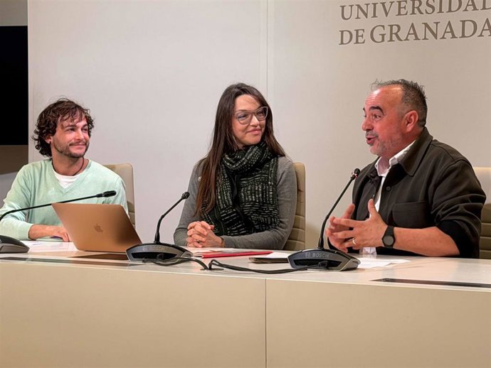 Mar Venegas, vicerrectora de Igualdad, Inclusión y Compromiso Social de la UGR; José Luis Cabezas Casado, director de Acción Solidaria e Intergeneracional; e Ismael Román Moreno, voluntario con experiencia previa