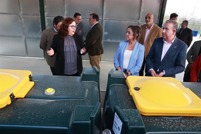 La consejera de Sostenibilidad y Medio Ambiente de la Junta de Andalucía, Catalina García, durante la inauguración del punto limpio de Aracena.