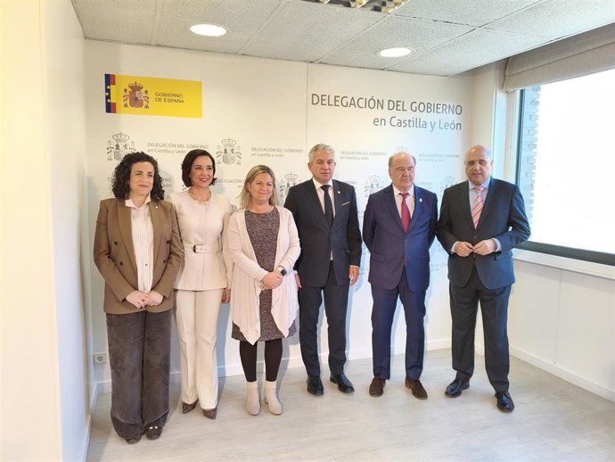Representantes de Muface, farmacéuticos y médicos junto al delegado del Gobierno en Castilla y León, Nicanor Sen, (tercero por la izquierda) y el subdelegado en Valladolid, Jacinto Canales (segundo por la derecha).