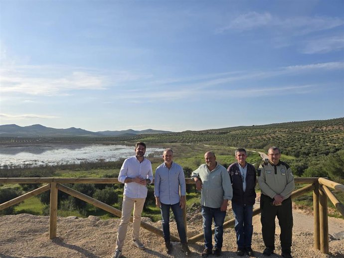 Martínez (2º izda.), ante la Laguna del Salubral, durante su visita a los trabajos de mejora que la Junta ha concluido en el trazado del Camino Mozárabe, coincidente con la vía pecuaria Córdoba-Granada,