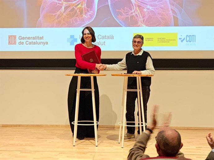 Morant e Pané após a assinatura do contrato de cessão.