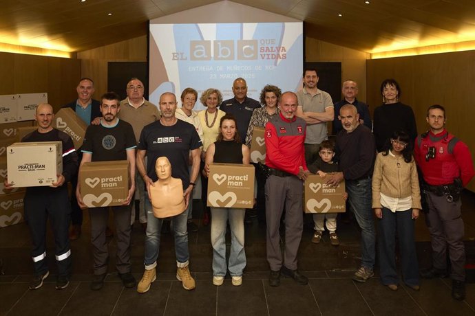 Acto de entrega de 49 simuladores médicos de reanimación cardiopulmonar (RCP) donados por la asociación ‘El ABC que Salva Vidas’ a diferentes entidades navarras.
