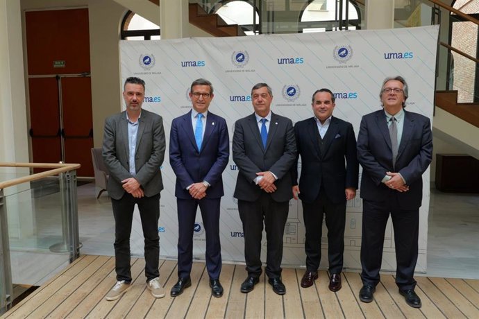 El consejero de Industria, Energía y Minas de la Junta y presidente de la Agencia Digital de Andalucía, Jorge Paradela, en el acto de la firma.