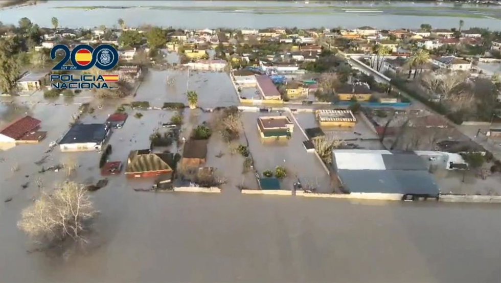 Archivo - Parcelas inundadas junto al aeropuerto de Córdoba por la crecida del río Guadalquivir en febrero de este año.