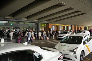 Archivo - Taxistas de la Asociación Solidaridad Hispalense del Taxi se manifiestan en la Estación de trenes de Santa Justa. A 02 de mayo de 2025, en Sevilla (Anndalucía, España). La Asociación Solidaridad Hispalense del Taxi se ha manifestado este viernes