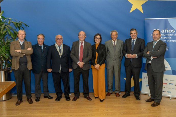 Fotografía de familia en la presentación del informe de FESVIAL en la Representación de la Comisión Europea en España.