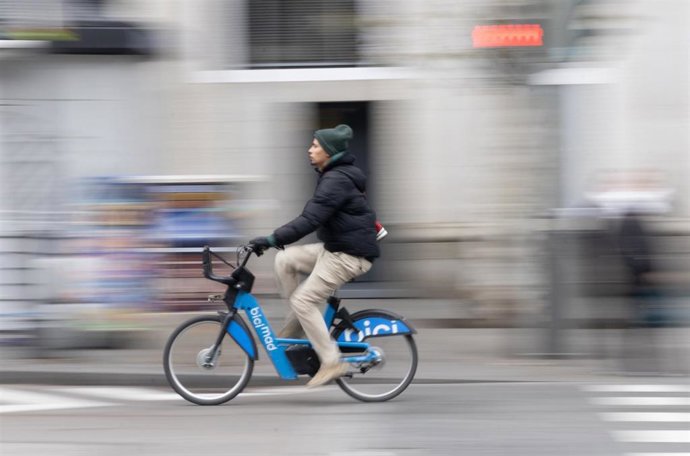 Archivo - Usuario del servicio municipal de bicicletas (Bicimad) circula por una calle de Madrid, a 8 de enero de 2026, en Madrid (España).