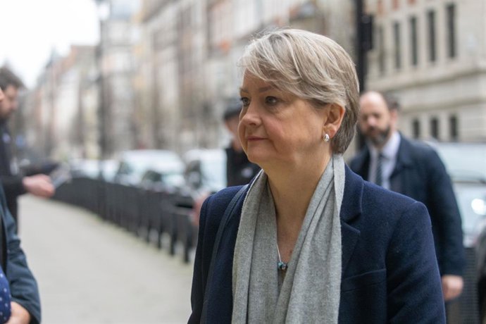 8 de março de 2026, Londres, Inglaterra, Reino Unido: A ministra das Relações Exteriores, YVETTE COOPER, é vista em frente à sede da BBC ao participar do programa “Sunday With Laura Kuenssberg”.