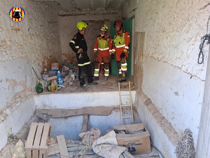 Rescatada una mujer herida al ceder el suelo de una vivienda sobre un foso en Venta del Moro (Valencia)