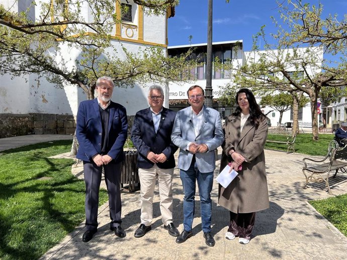 Esteban Morales (segundo por la izda.) y Paco Palomares (tercero) en Villafranca de Córdoba.