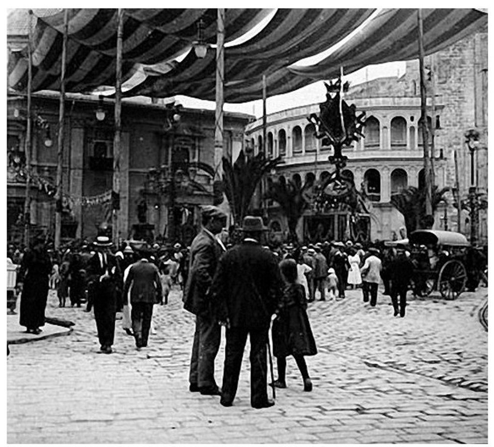 Fotografía de la plaza de la Virgen con los hòmens de la vergonya'