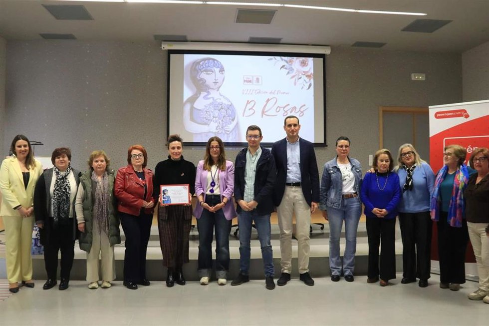 Acto de la entrega del Premio Las 13 Rosas a la Asamblea de Mujeres de Huelma y Solera.