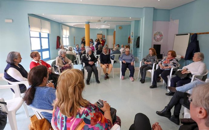 Sesión de los talleres de gestión emocional para mayores en la Llar d'Eivissa.